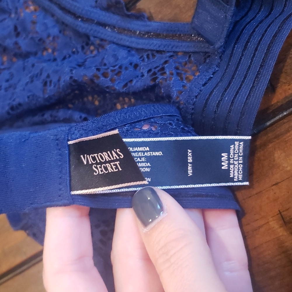 Victorias secret lace keyhole halter bra - Picture 7 of 7